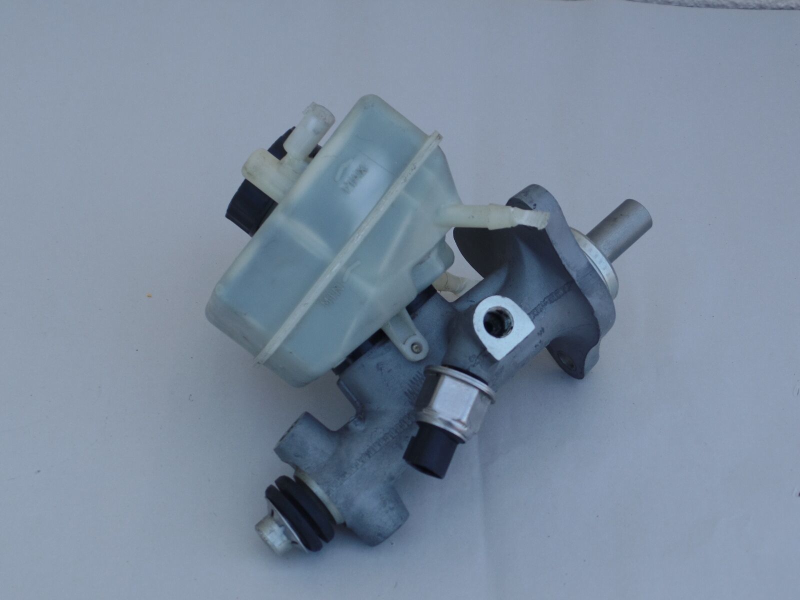 MERCEDES SL W107 Brake Master Cylinder c230 203 clk c320 c240 2034300002 c class