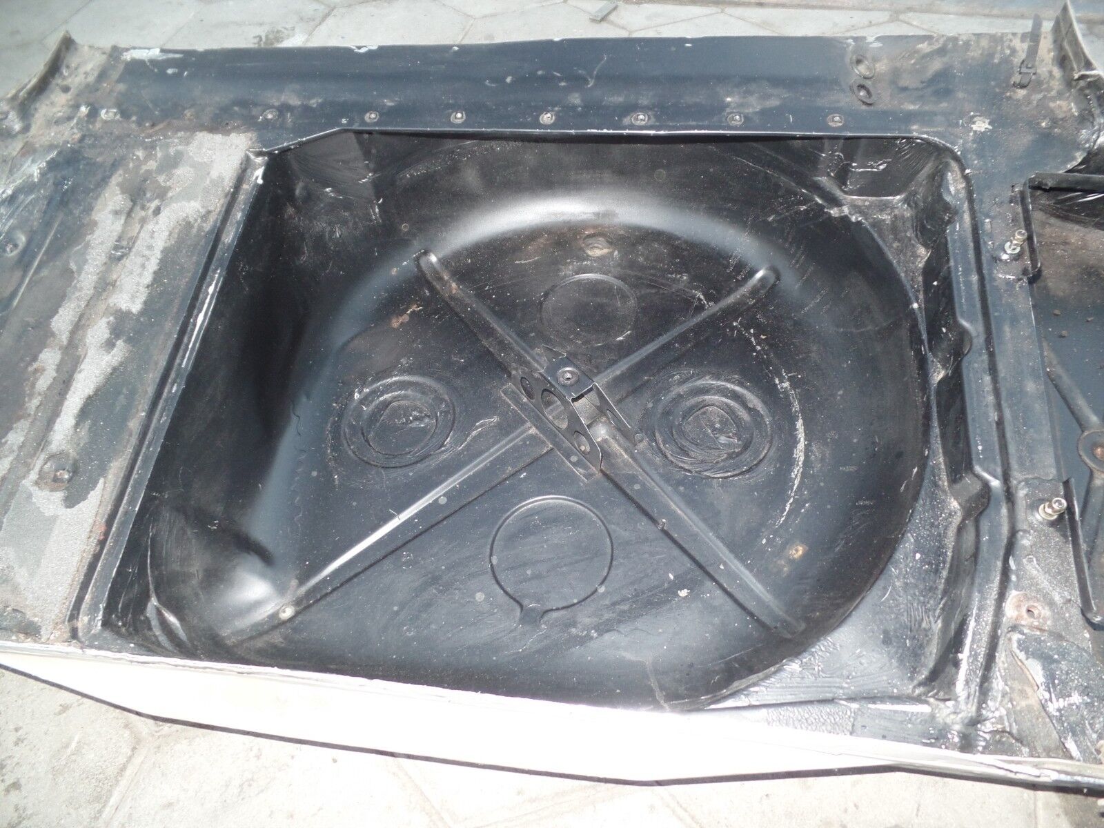 SL trunk spare Floor metal Pan 560sl 560 107 380sl 450 R107 W107 380 battery 